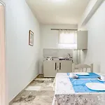 מלון דירות Akrotopi & 3*