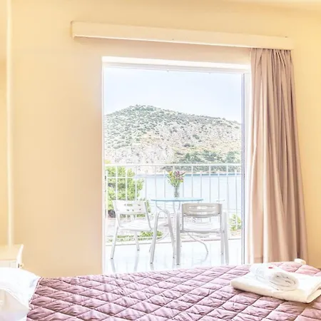 Ξενοδοχείο με διαμερίσματα Akrotopi & 3*